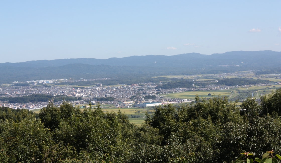 標高600ｍの高さから伊賀盆地を見渡せる
